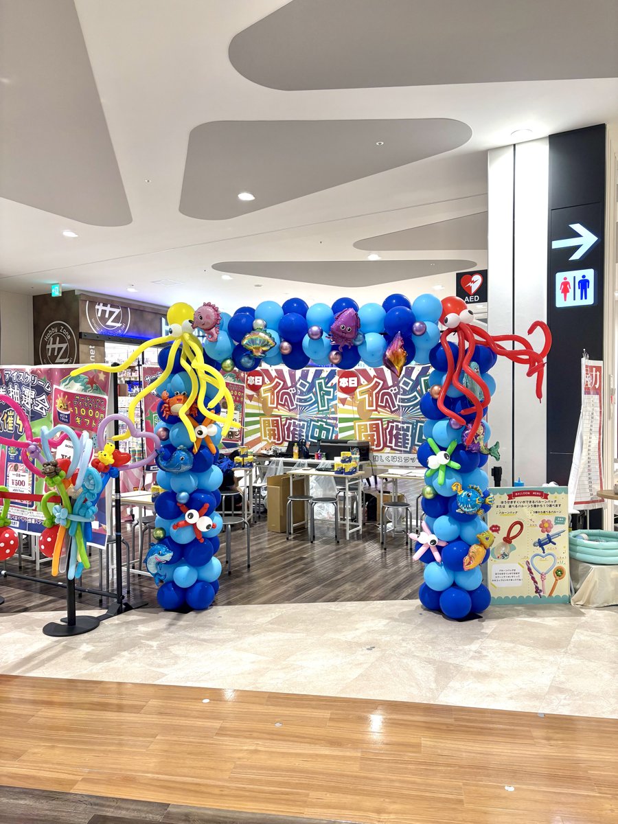 商業施設入口の海モチーフバルーンアーチ