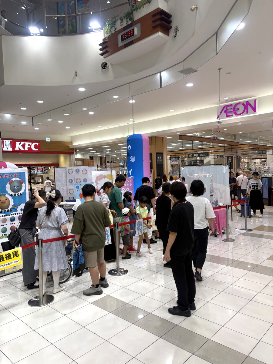 わたあめイベントに並ぶたくさんのお客様の行列